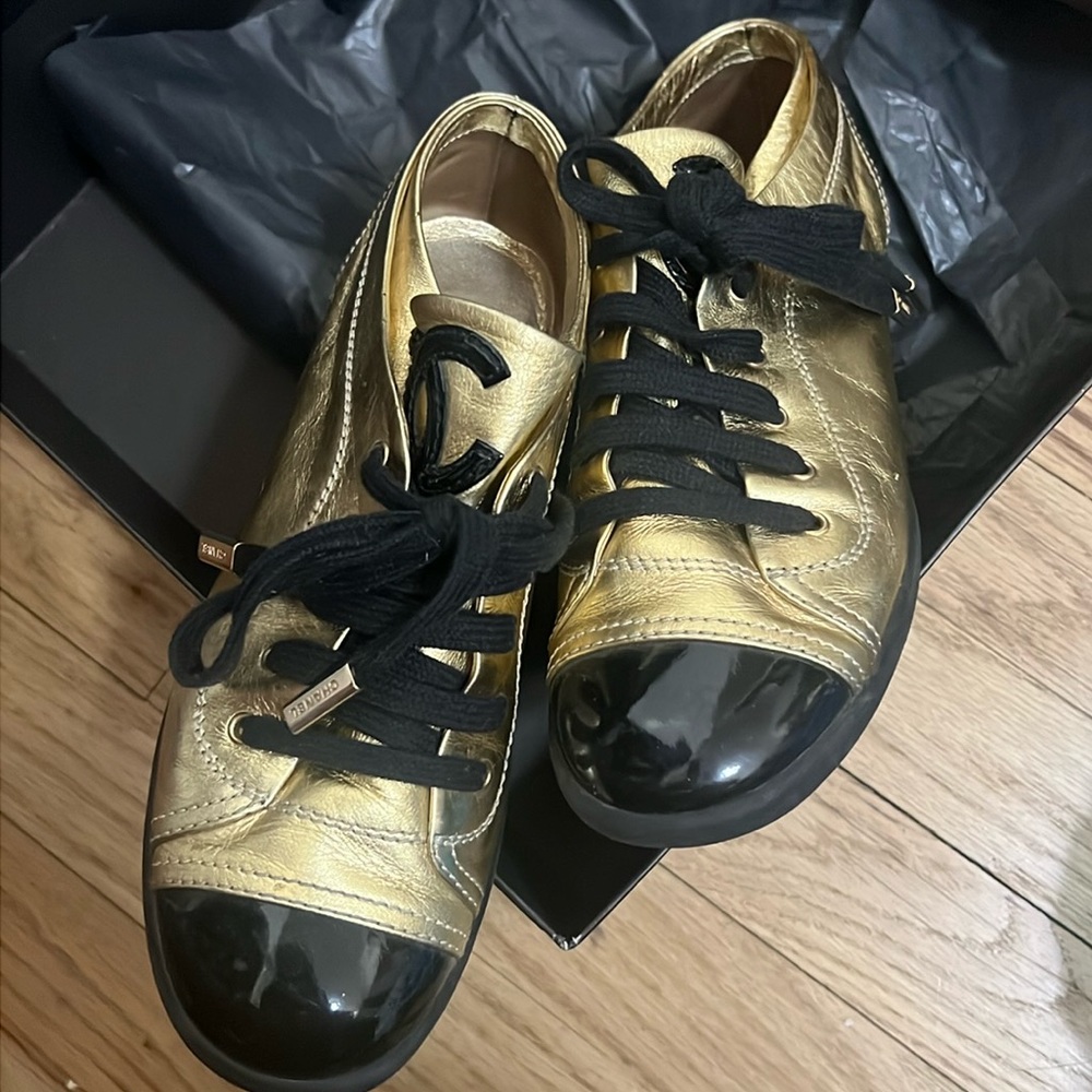 CHANEL Sneakers GOLD/BLACK.